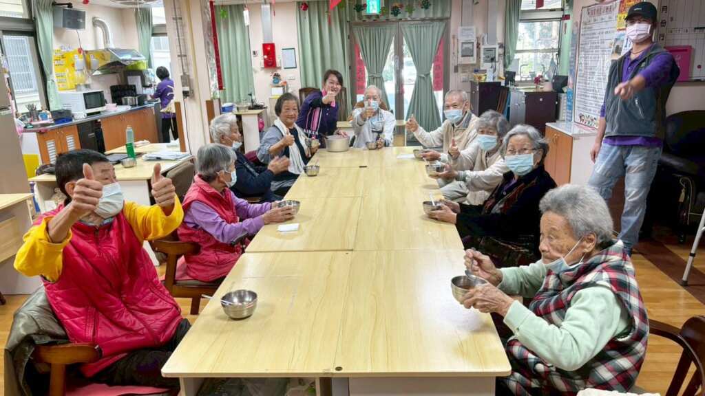 ▲冷冷冬至搓湯圓呷甜甜,彰化榮家日照中心長輩暖意上心頭。(圖/彰化榮家提供)