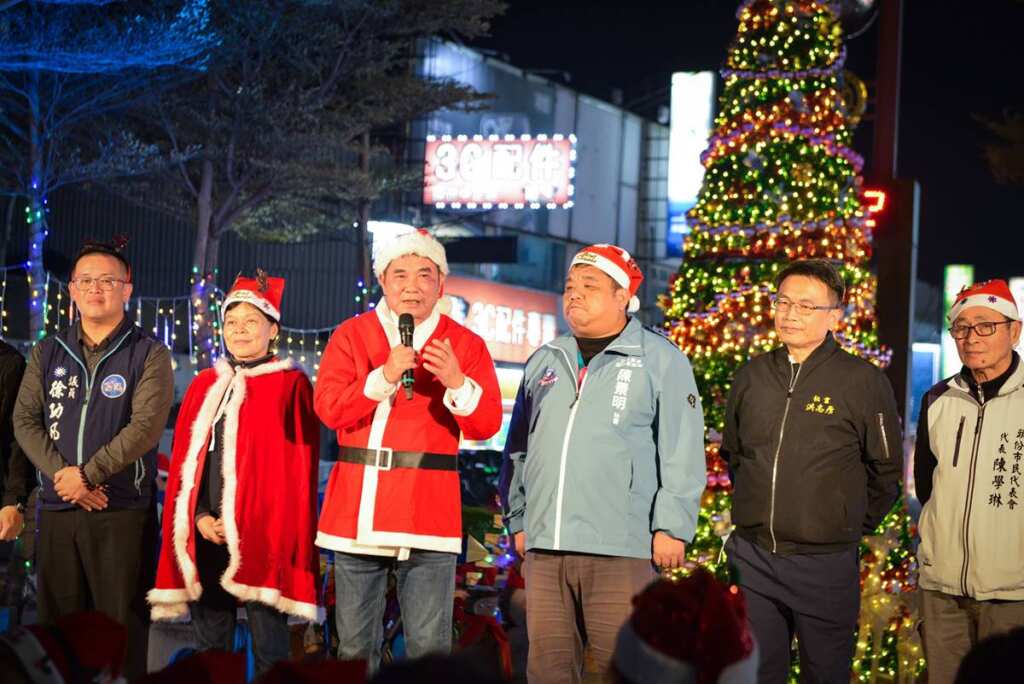 ▲頭份上公園聖誕樹點燈,苗栗縣長鍾東錦受邀出席點燈,和民眾一起拍照打卡,共享節日喜慶。。
