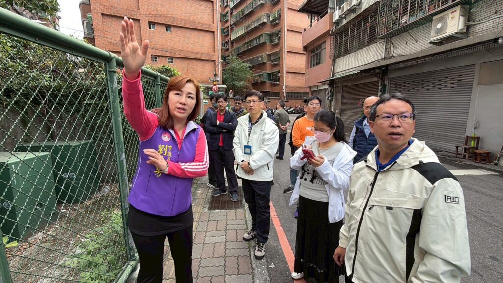 為了徹底改善學童人車爭道的狀況,劉美芳隨即辦理現場會勘,邀集新北市政府教育局、交通局、養護工程處、警察局交通警察大隊、板橋區公所,以及國泰里陳志煉里長等相關單位到場