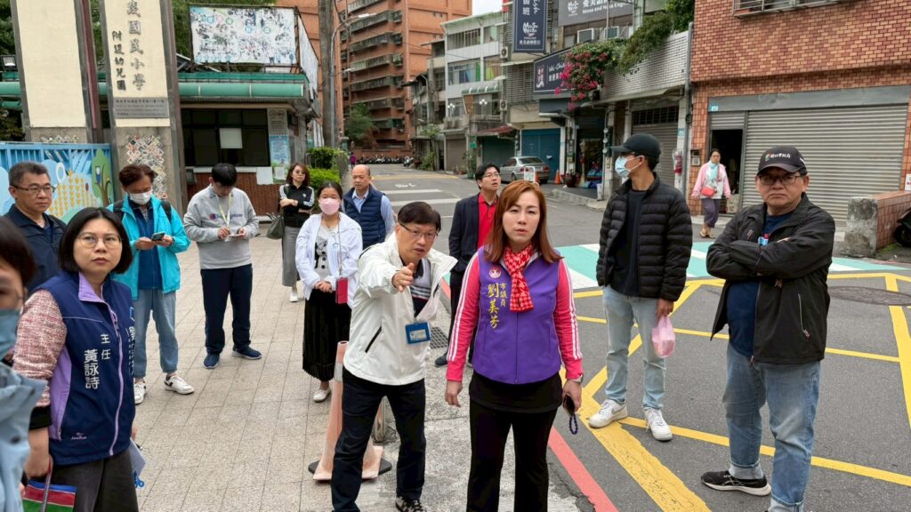 經今(19)日會勘後,現場達成多項共識。首先,將在學校正門口道路及鄰近防火巷出入口,由校方與周邊商家溝通後,設置交通警示牌及「科技執法」告示
