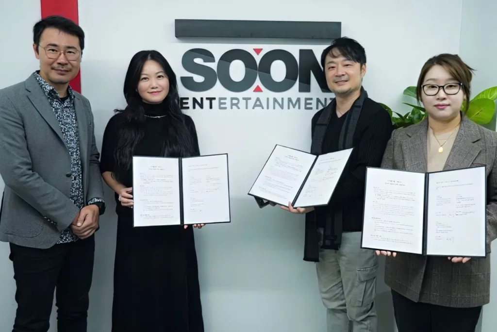 台灣 POPLINE與韓國內容與行銷公司 SOON ENT 及策略夥伴 HUEXIM簽署合作備忘錄.左至右,POPLINE創辦人賴勇坤、連珮如 SOON ENT CEO朴昶宇 HUEXIM CEO 河普伊/照片提供 SOON ENT