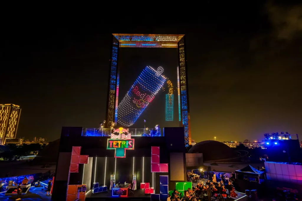 Red Bull Tetris 世界總決賽於13日晚間在杜拜之框,透過無人機展演,舉行Red Bull Tetris總決賽。(Red Bull提供)