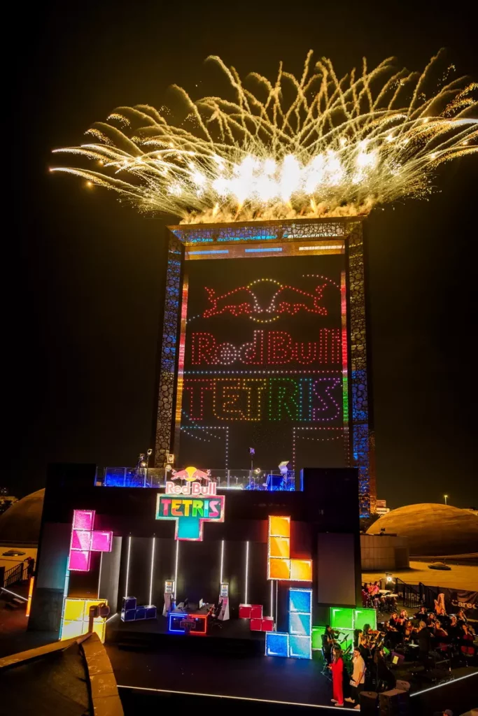 Red Bull Tetris世界總決賽於13日晚間將杜拜之框化身成全球最大、可即時操作的俄羅斯方塊空中舞台。(Red Bull提供)
