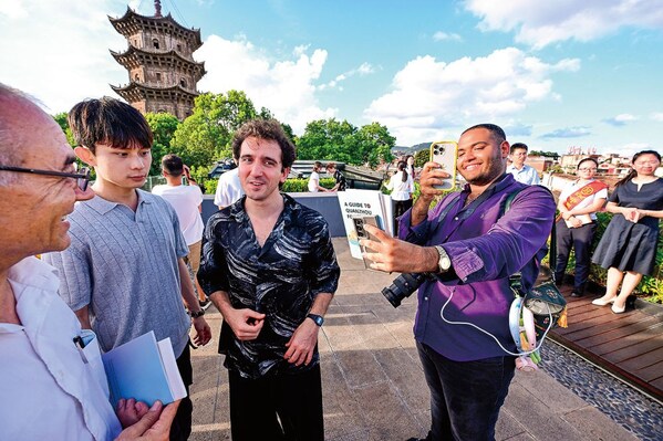 Photo shows a foreign tourist photographing a tourism brochure at the tourist service center in Quanzhou. Photo shows a foreign tourist photographing a tourism brochure at the tourist service center in Quanzhou.