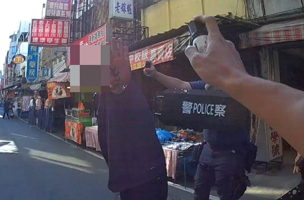 醉漢市場揮舞平底鍋 員警合力壓制42歲男帶回警局管束 274 cnews204251219a06