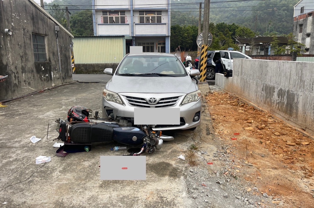 疑挾怨報復 51歲男先開車衝撞再拿水果刀刺殺 265 cnews204251219a09