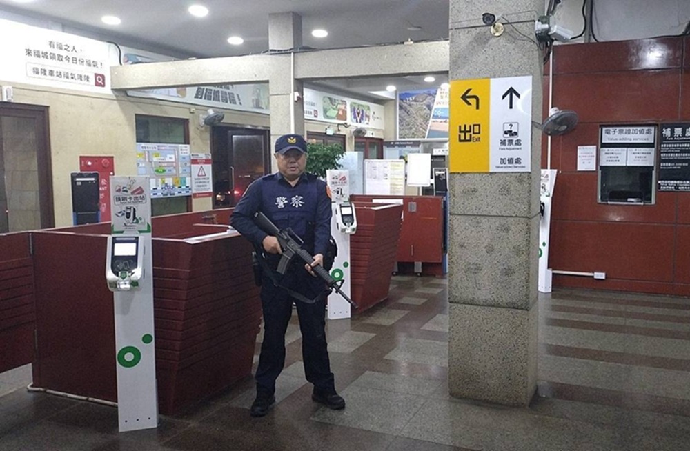 煙霧彈丟進台北車站 27歲男又隨機砍人1死2命危 272 cnews204251219a13