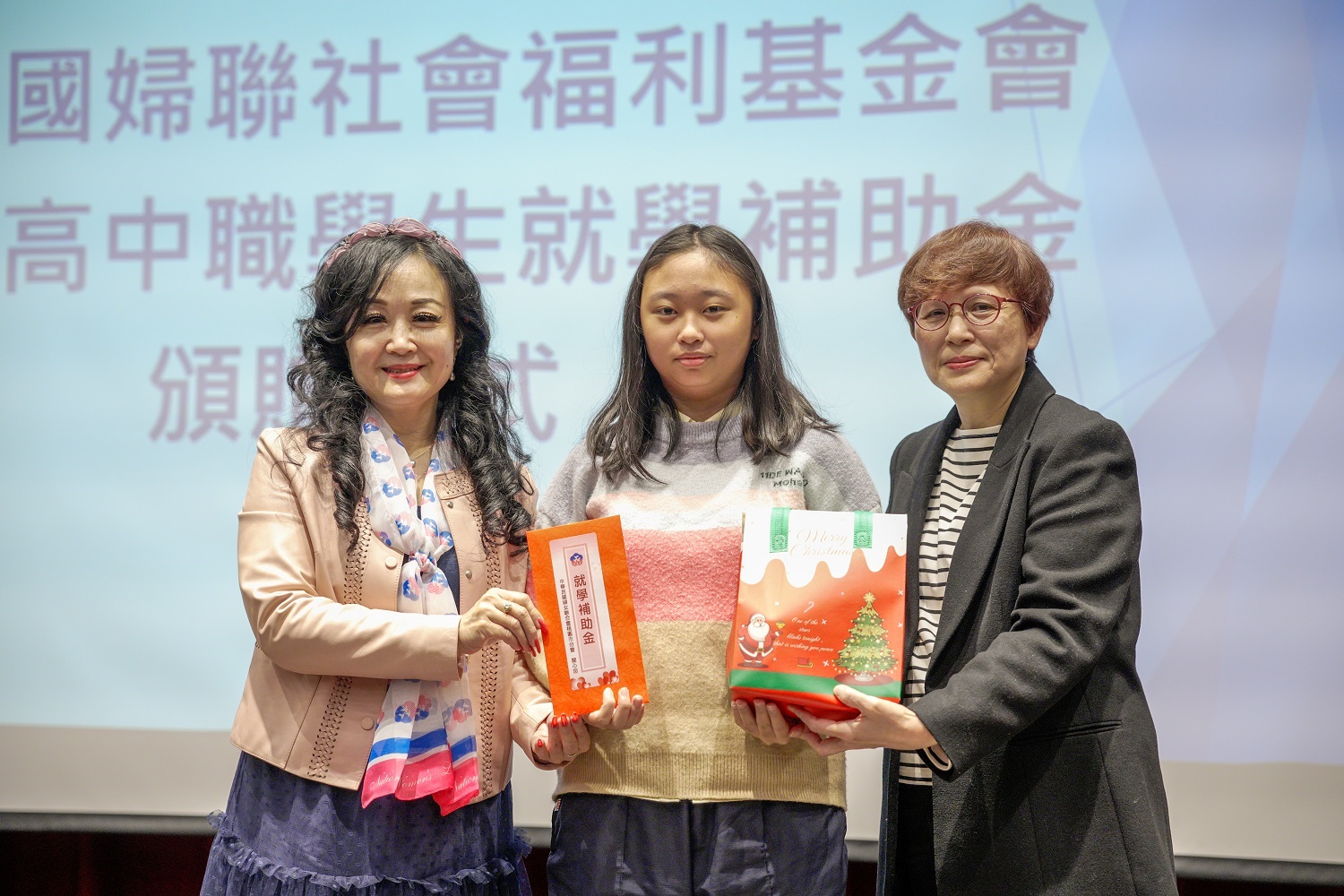 通稿照片 婦聯會桃園市分會與中華FUN心關懷公益協會愛心齊發，提供就學補助與歲末禮物，溫暖桃園學子。