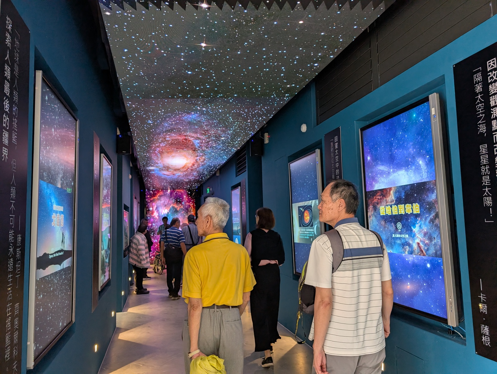 中原大學「星空走廊」揭幕 歡迎民眾共同探索宇宙浩瀚 07 座落於中原大學理學大樓一樓的「星空走廊」,結合多媒體影音與互動螢幕,開放民眾 0