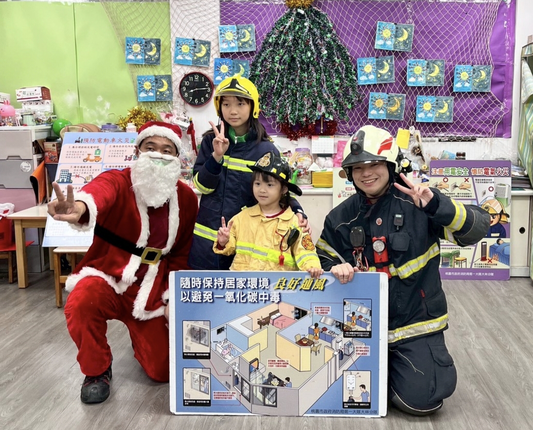 消防員扮聖誕老人帶闖關 大林分隊攜幼兒園宣導防火居安 IMG 20251219 204742