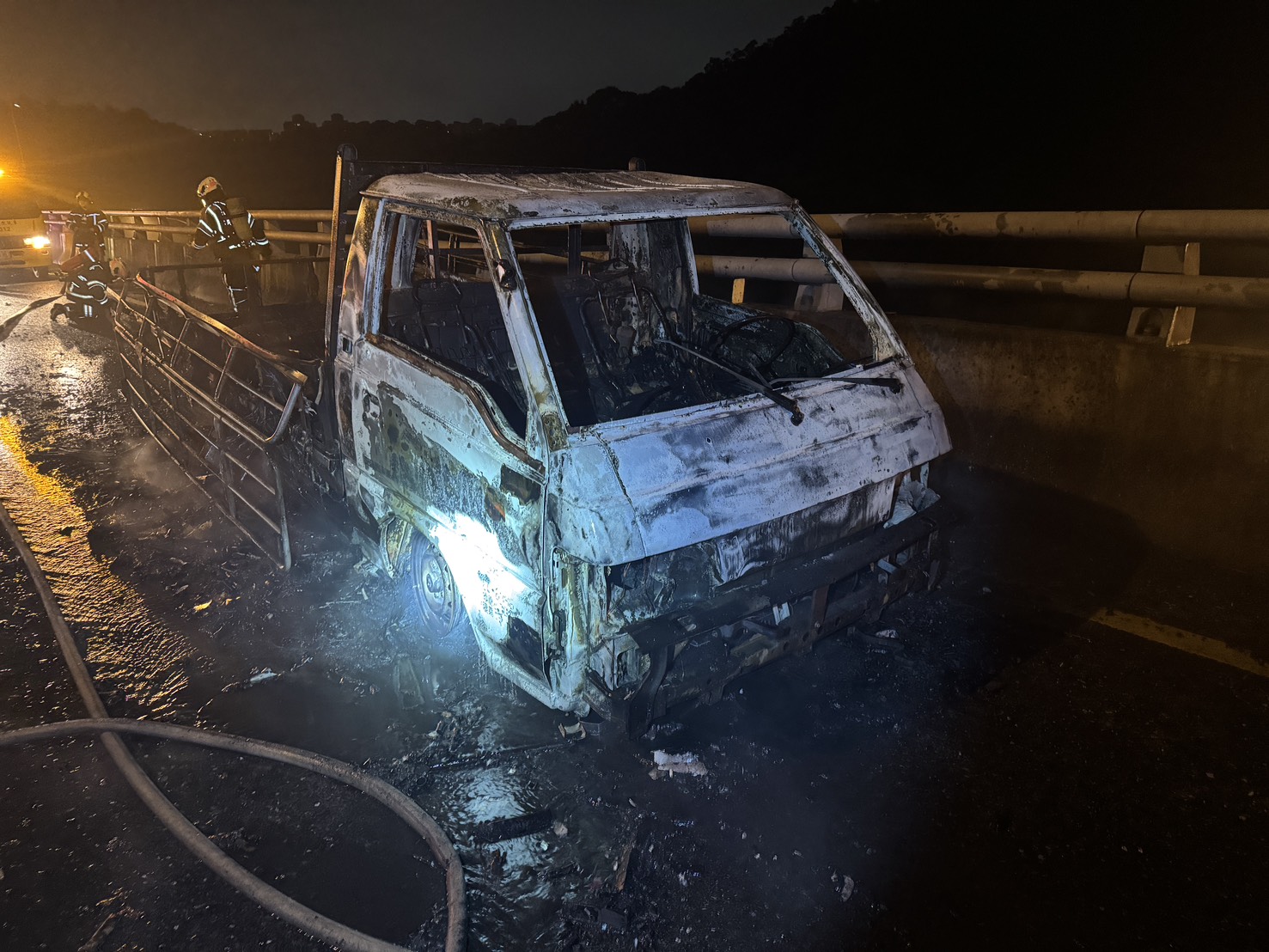 五楊高架火燒車!疑載爆竹引起 濃煙回堵3公里 1766152874848
