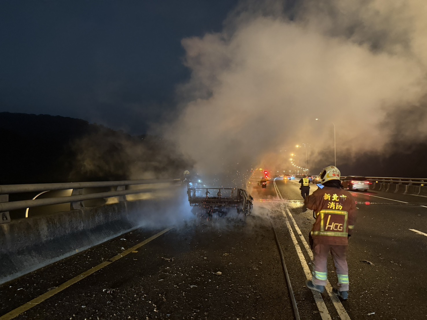 五楊高架火燒車!疑載爆竹引起 濃煙回堵3公里 1766152878197