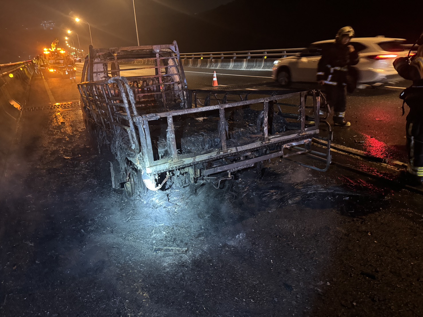 五楊高架火燒車!疑載爆竹引起 濃煙回堵3公里 1766152869680