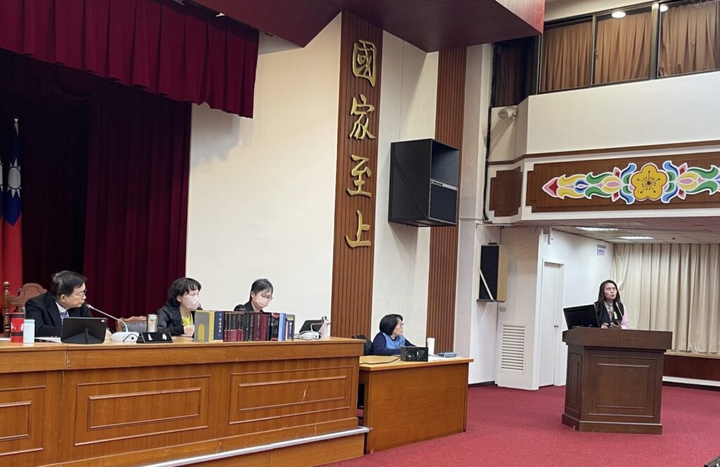 「壽險業如何以公允原則表達營運狀況」公聽會由代理主席立法委員賴士葆主持座談會第2階段的發言議程。(翻攝畫面)