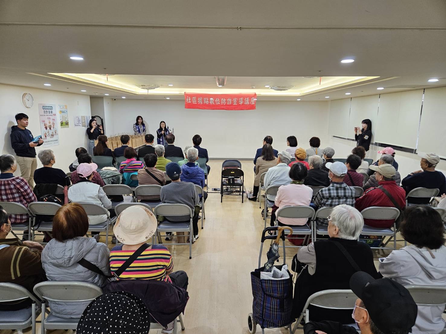 活動現場吸引近百位長者,仔細聆聽「數位防詐」宣導重點。(圖/紅心字會 提供)