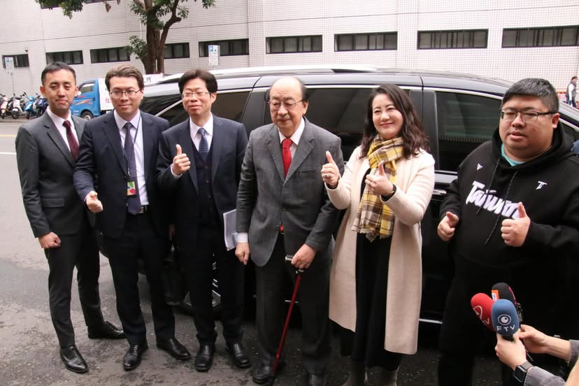 立法院去年三讀通過並由總統公告施行的《憲法訴訟法》修正案,明定憲法法庭參與評議及判決之大法官人數,不得低於10人。民進黨立法院黨團總召柯建銘等人以違憲向憲法法庭提起憲法訴訟。(圖/翻攝自網路)