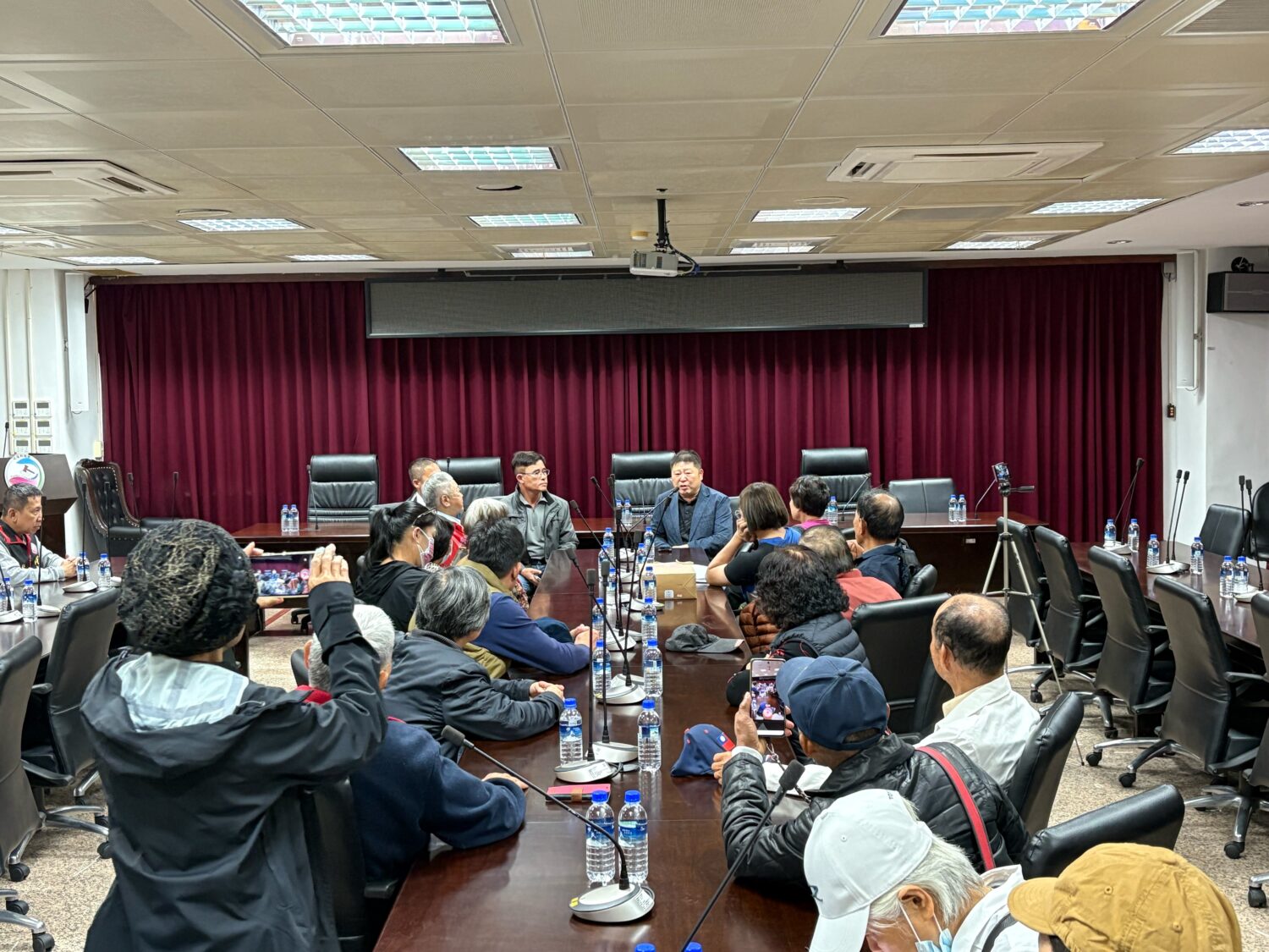 張峻(右前)呼籲縣政府應傾聽災民最真實的聲音,儘速完成相關預算編列與補償機制,協助災區家庭重建生活。(圖/記者 趙靜姸翻攝)