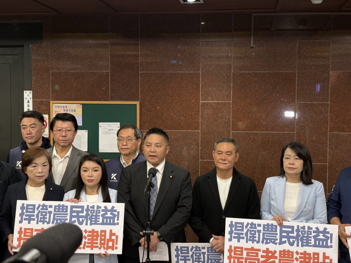 ▲吳宗憲立委(中)為爭取提高老農津貼發聲。