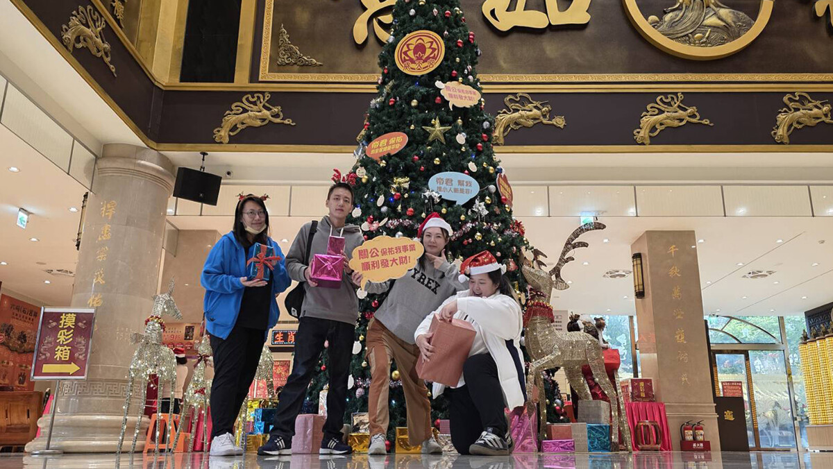 ▲威天宮打造寺廟室內最高聖誕樹超吸睛 (照片：威天宮提供)