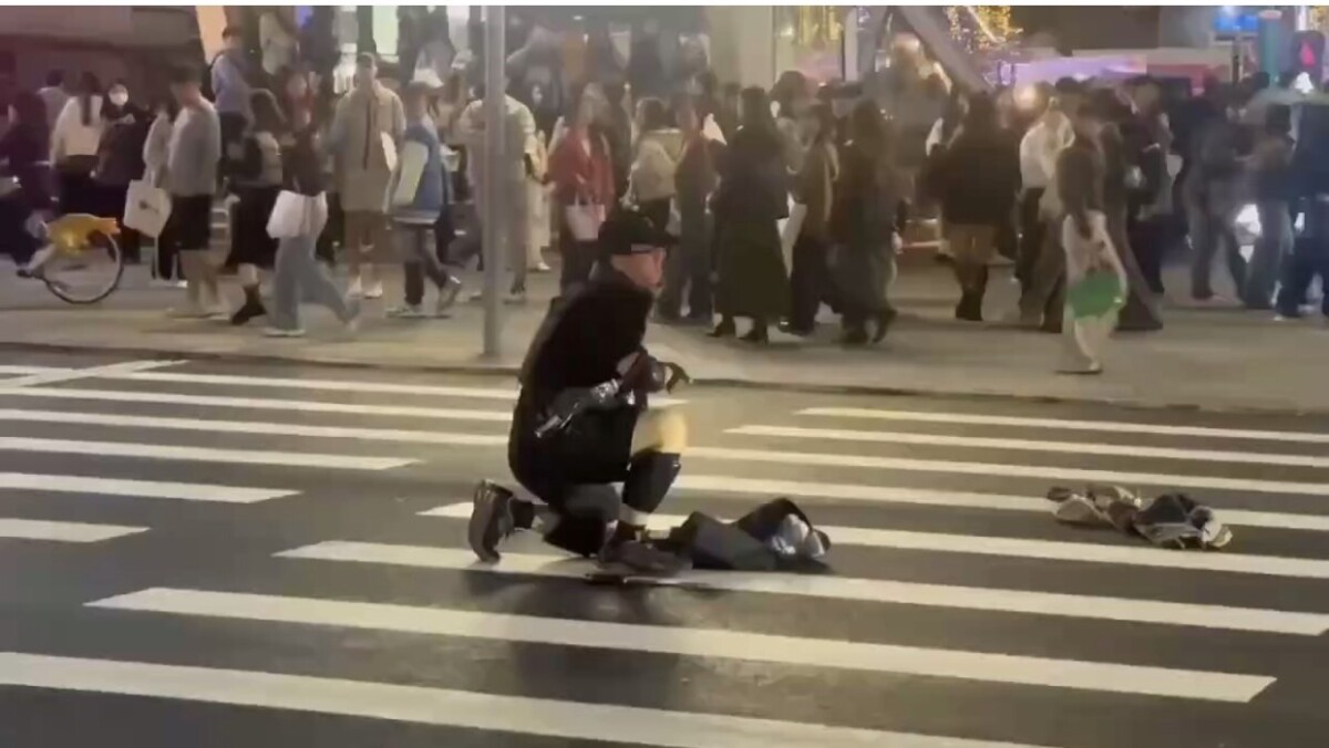 ▲張姓嫌犯在南京西路鬧街上丟擲煙霧彈,製造恐慌!
