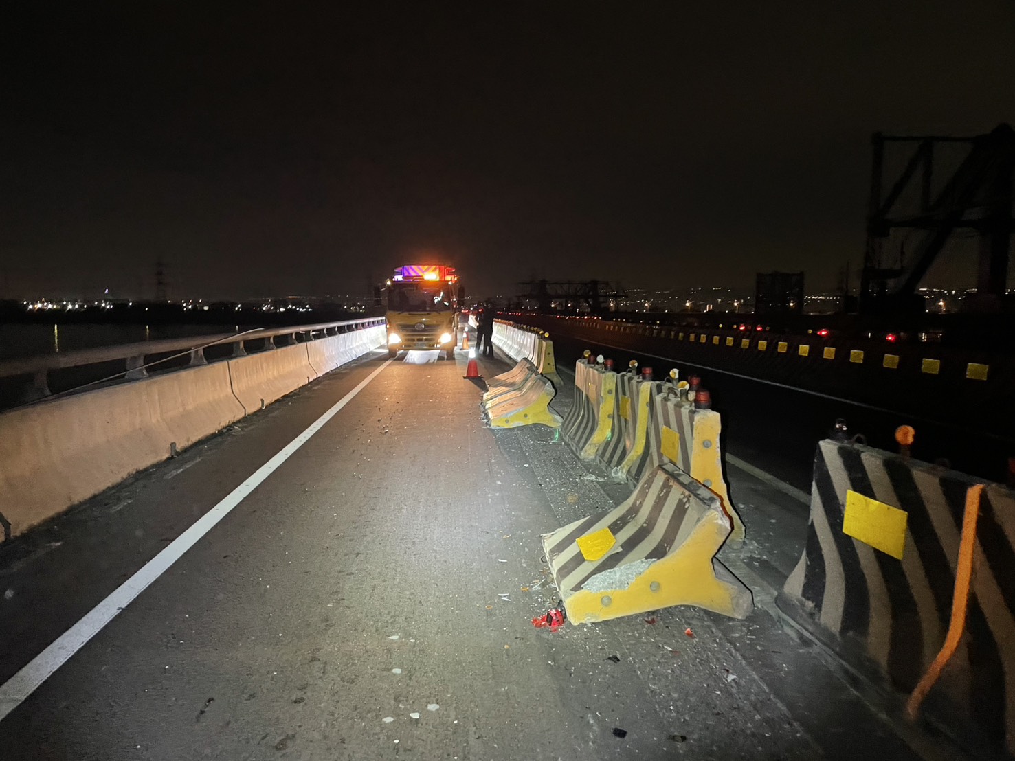 夜半施工水泥紐澤西倒!彰化西濱3車連環撞 - https://www.watchmedia01.com