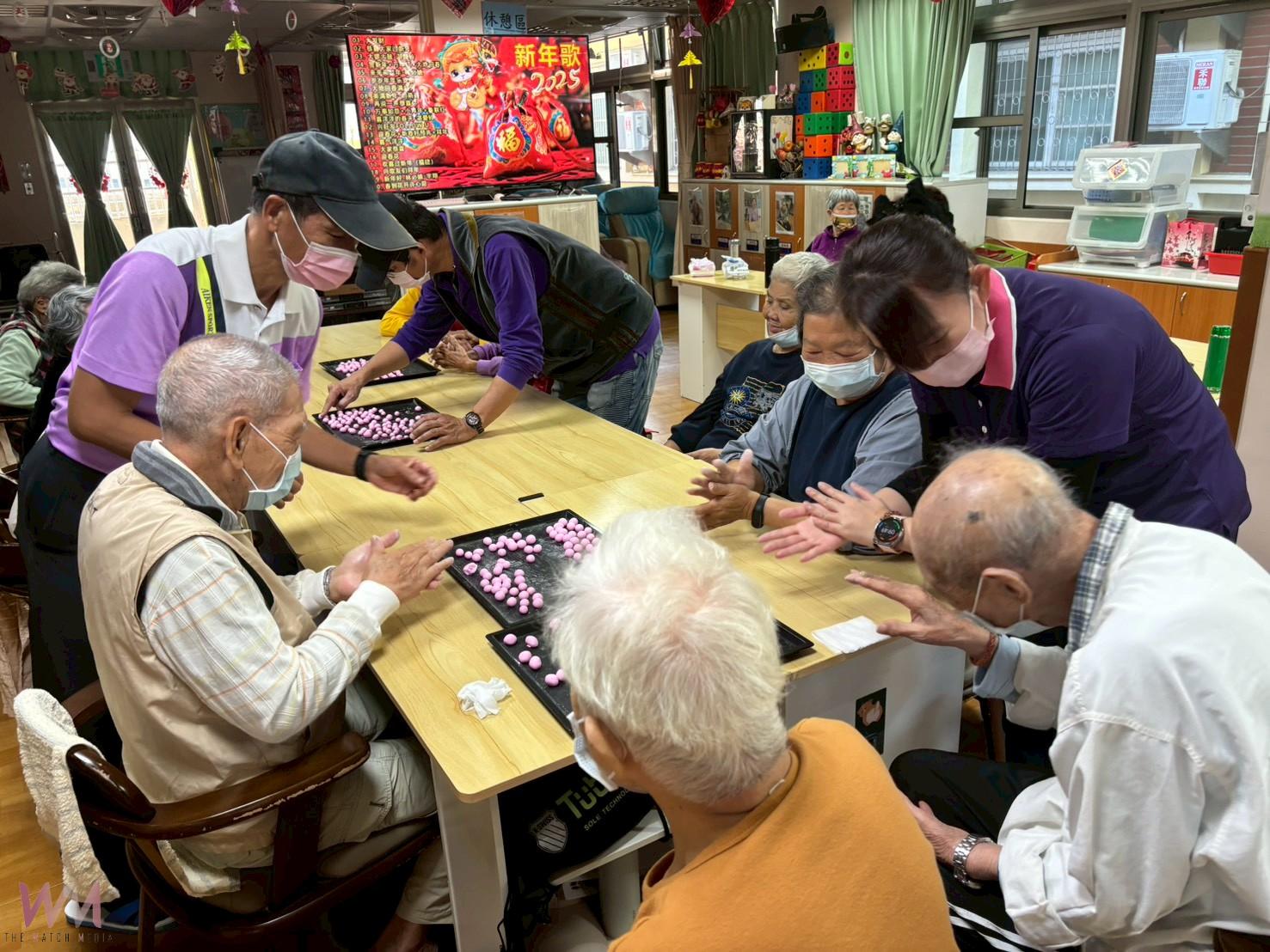 (有影片)/彰化榮家日照中心冬至活動 長輩親手搓湯圓笑聲滿溢 - https://www.watchmedia01.com