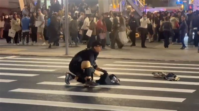 北捷成煉獄!面具男持長刀隨機殺人 血洗完畏罪跳樓亡 - https://www.watchmedia01.com