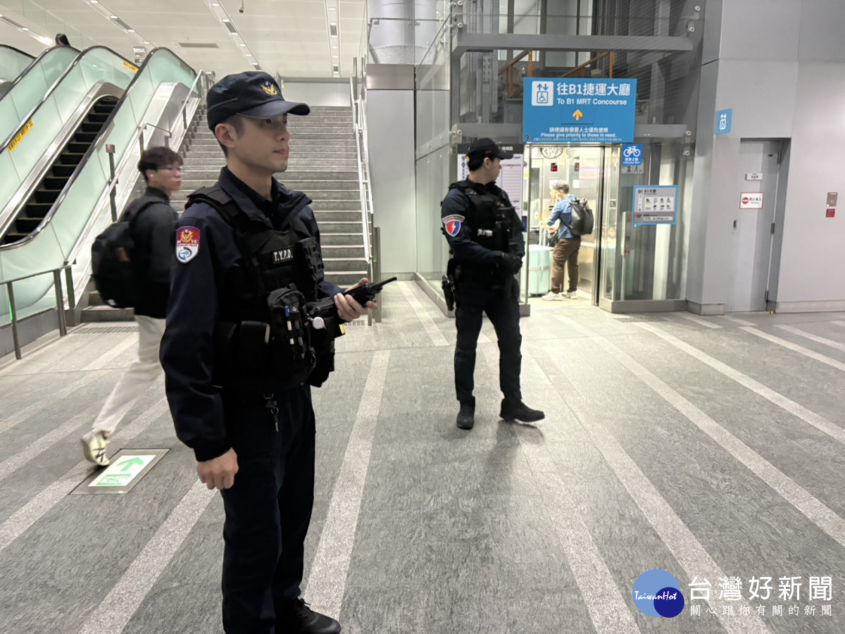桃捷公司針對恐攻訊息，捷警加派人力於各站警戒，全線站務及保全加強站體巡檢。（ 資料照片）