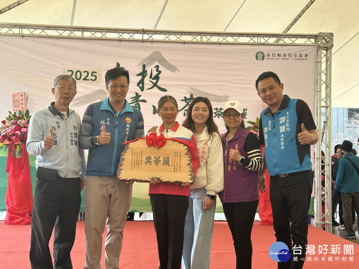 張議員張市長為頭等頒獎。(記者扶小萍攝)<br /><br />