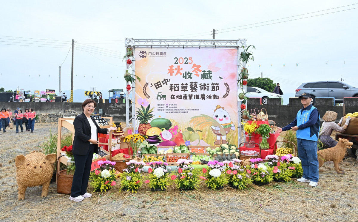 花海稻浪共織農村美景，田中稻草藝術節打造12公頃大地畫布。圖／記者鄧富珍攝