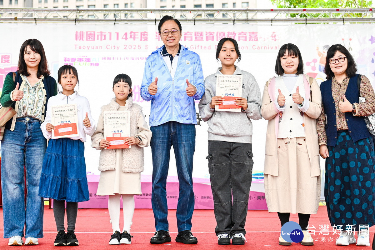 桃園市長張善政頒發獎狀予優秀同學。<br /><br />