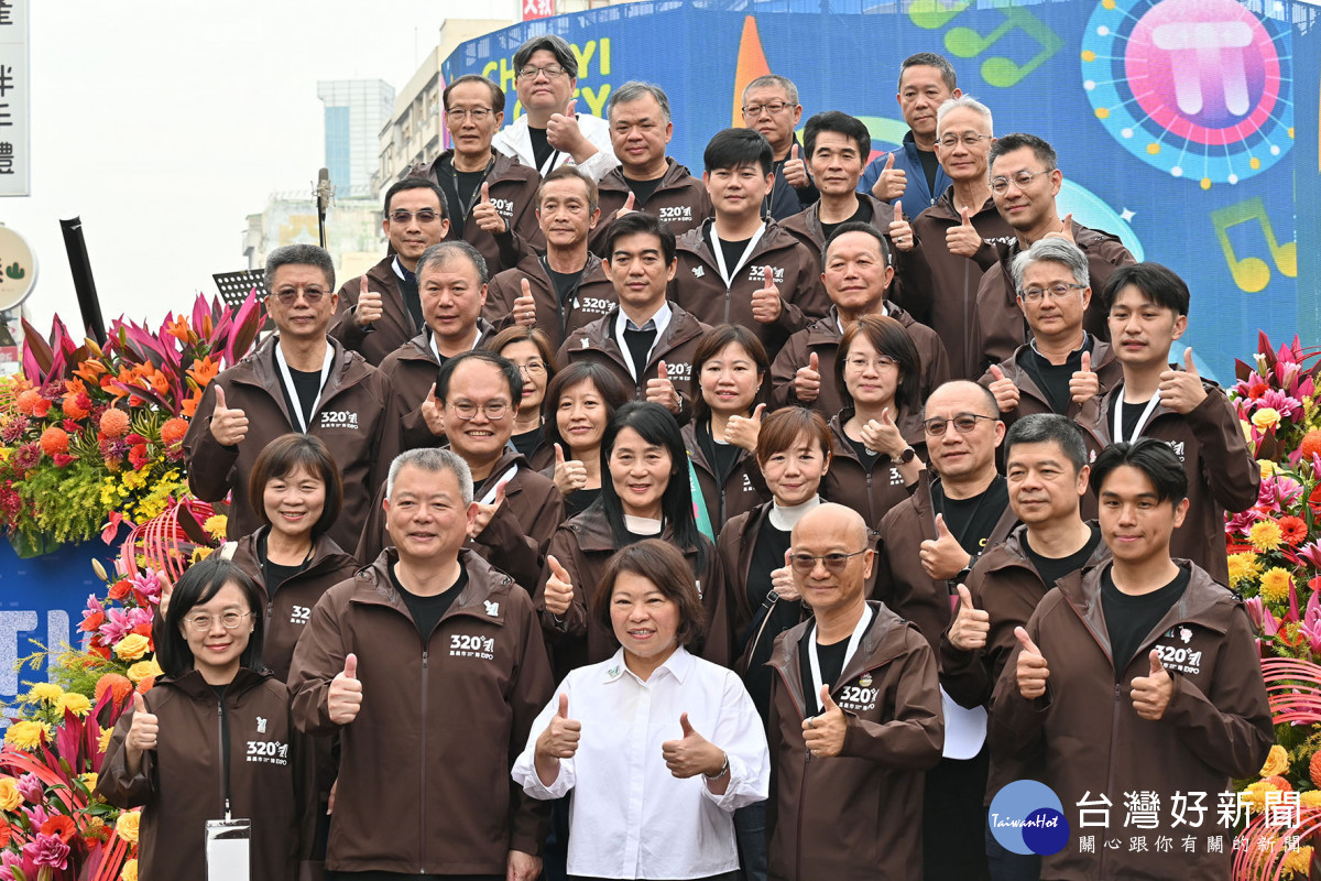 2025嘉義市國際管樂節踩街嘉年華,今天下午在嘉義市中央噴水圓環盛大登場。(圖/陳致愷攝影)