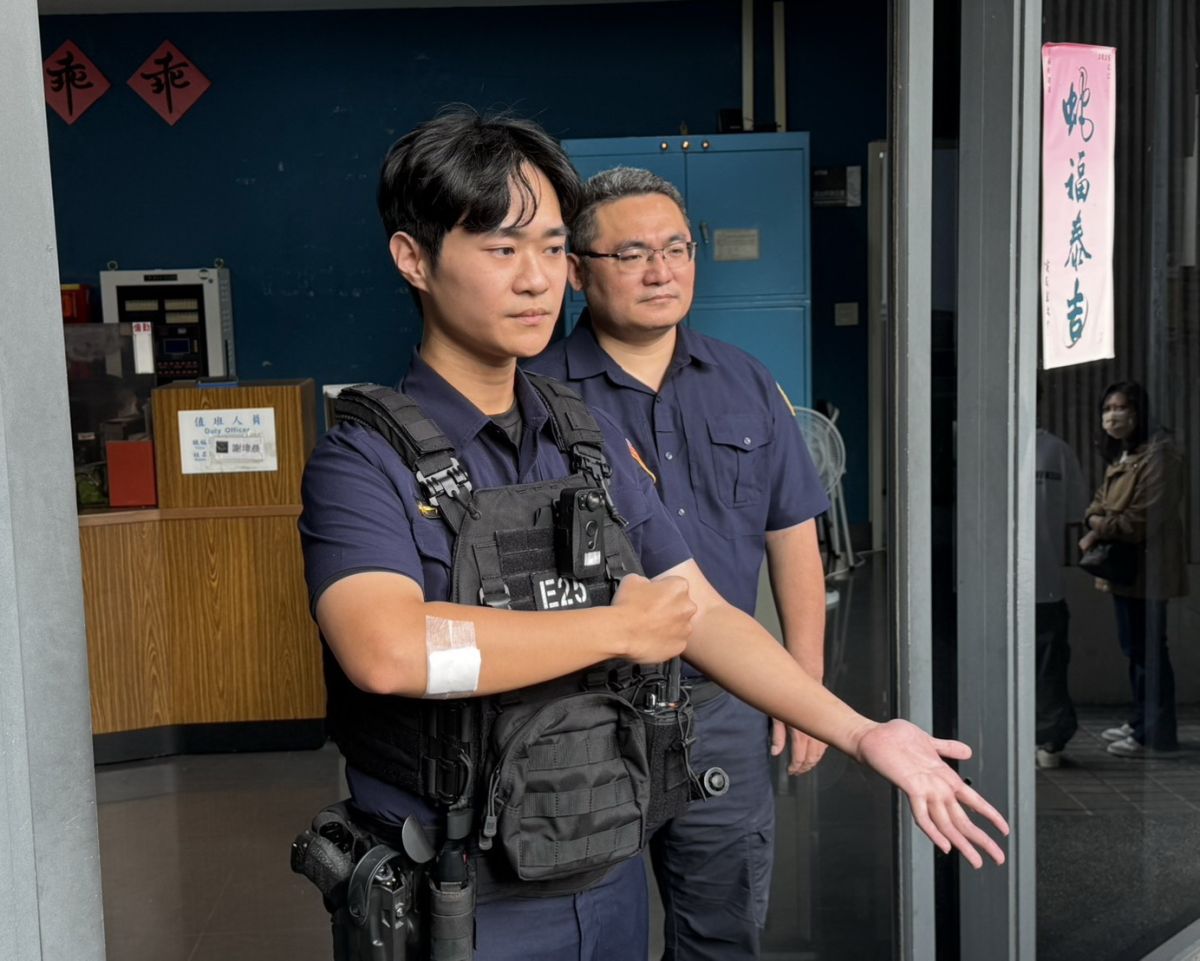 圖/警方逮捕邱男的過程中,造成一名員警的手部受傷。(蘆洲分局提供)