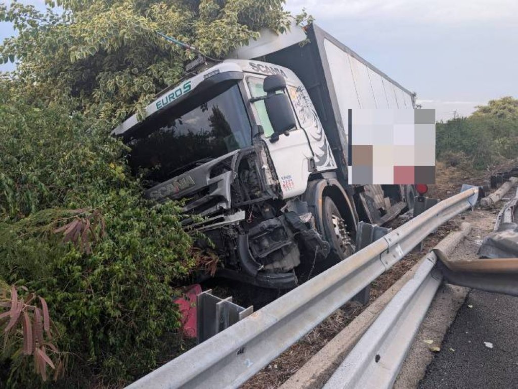 駕車恍神肇事!國道1號溪州路段貨車衝出外側護欄 車流回堵3小時