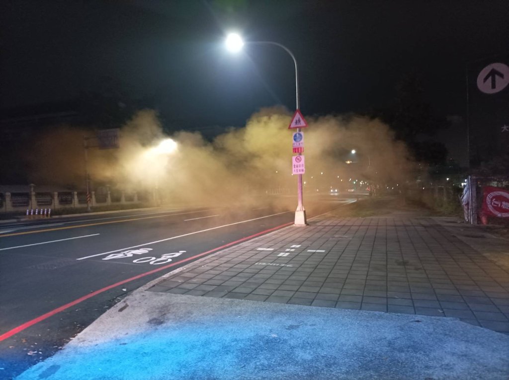 效仿?-高雄小港街頭突冒濃煙!-空地發現信號發煙筒-醉男稱酒後心情差