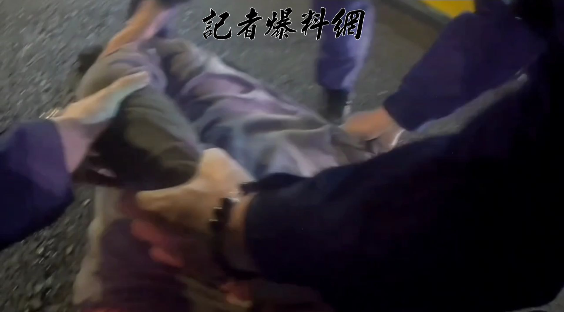 轄區警方獲報趕抵時,發現溫男仍處於嚴重酒醉狀態且情緒極度不穩,員警當即採取強制行動將其壓制管束。
