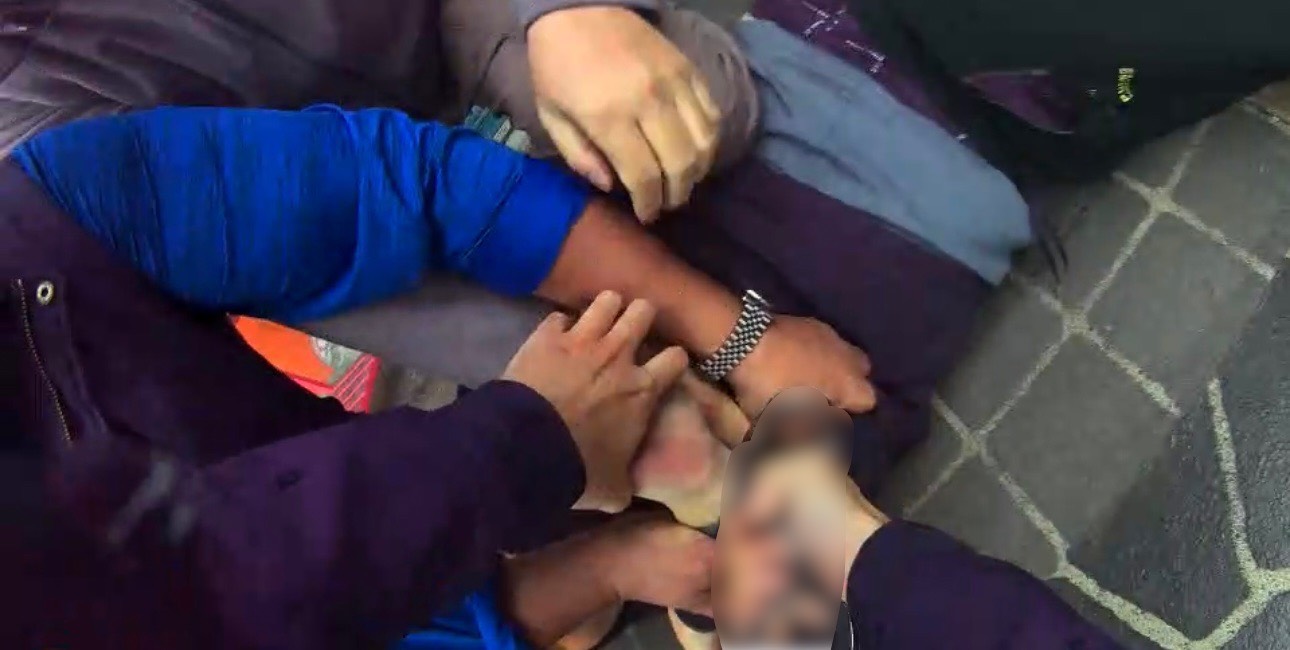 蘆洲警分局巡邏員警發現後立即上前盤查,邱嫌不僅拒絕配合,甚至動手搶奪員警警棍並作勢攻擊,最終遭警方強勢壓制逮捕。