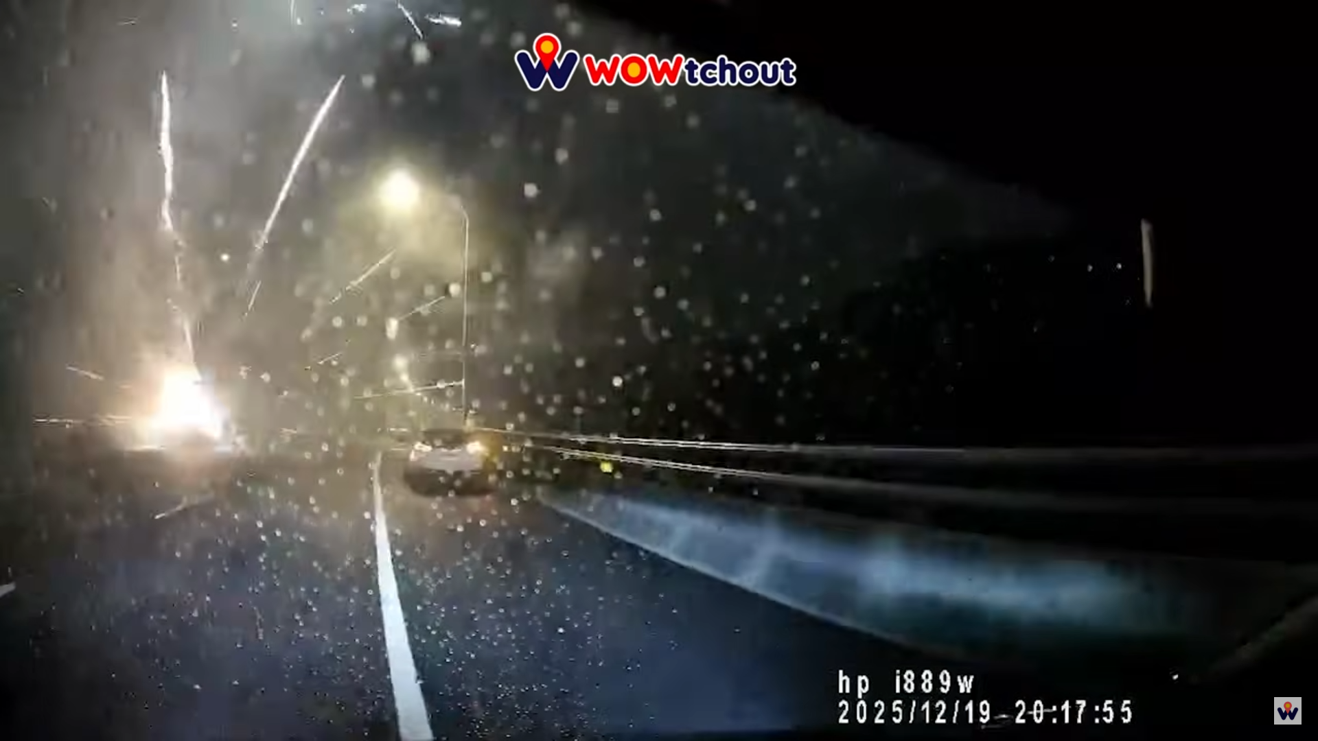 24歲李姓男子駕駛小貨車，載滿各式爆竹煙火行經該路段時，車後斗因不明原因起火燃燒，導致車上煙火不斷向外噴發升空，宛如在國道上演高空煙火秀。