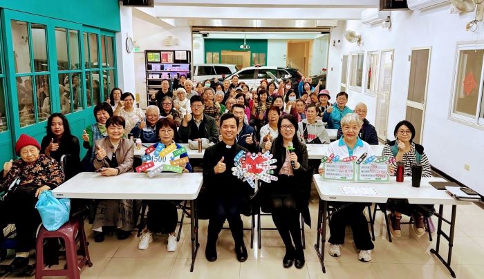 《圖說》蔣叔君分局長〈前排中右〉偕同仁前往轄內天主教永和聖母升天堂，結合反詐騙宣導與社區關懷，拉近警民關係。〈永和分局提供〉