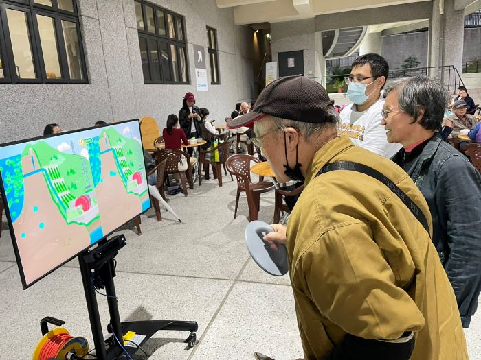 力推節能暨環境永續 台電北北區處響應關渡人文藝術週活動 25 《圖說》長輩體驗互動展具遊戲,進而瞭解水力抽蓄發電原理及環境永續重要性。〈北北區處提供〉