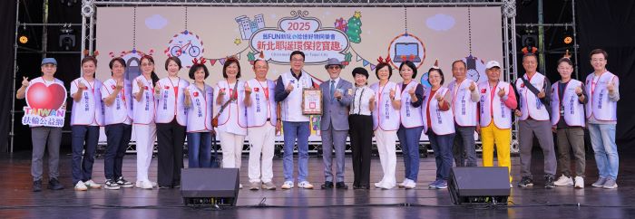 《圖說》劉和然副市長頒發感謝狀予國際扶輪社3490地區扶輪公益網感謝他們持續支持耶誕挖寶趣跳蚤市場義賣活動。〈環保局提供〉