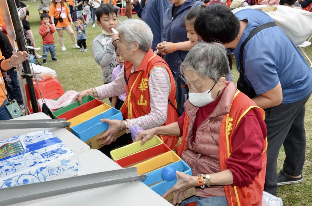 ▲關懷弱勢家庭送暖不間斷,長者手眼協調體驗。(圖/記者顏淑娟翻攝)