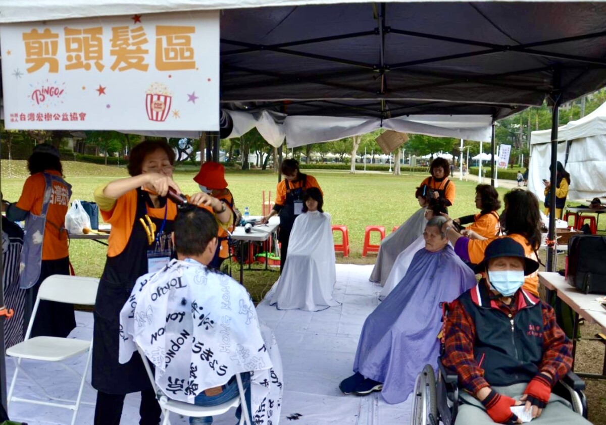 ▲中市府攜手宏樹公益協會送暖活動，為長輩剪髮。(圖/記者顏淑娟翻攝)