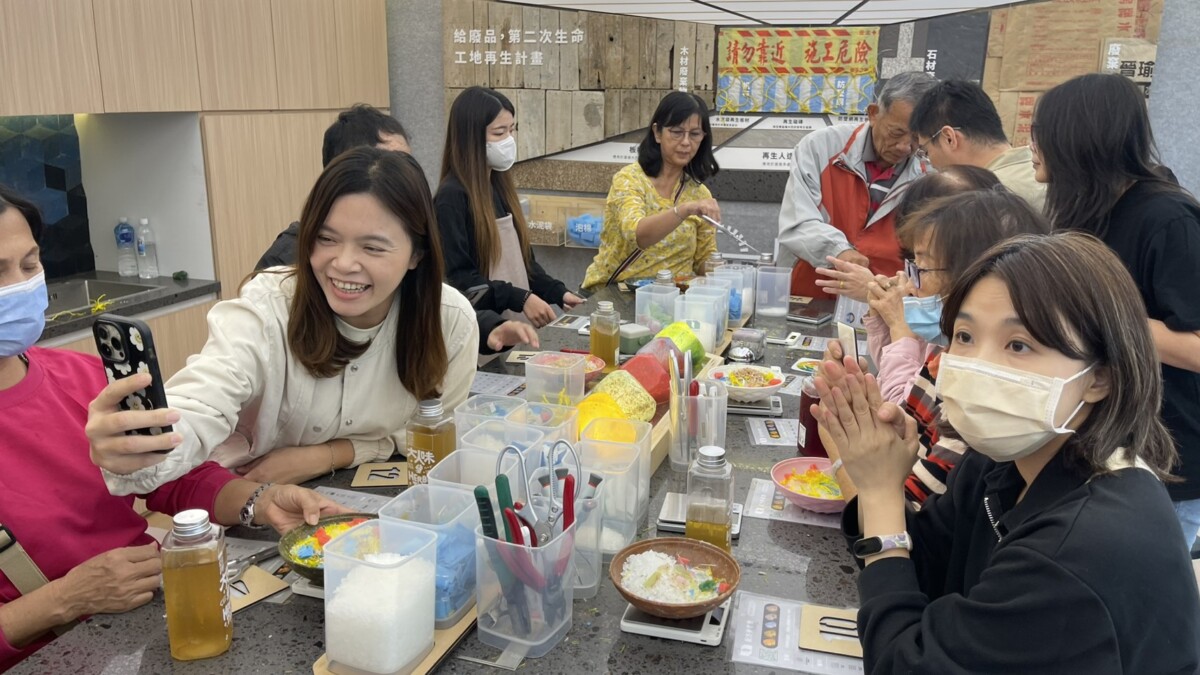 ▲遠雄好室智造所，讓民眾齊聚動手創作，將廢棄材料轉化為實用生活物件，體驗永續走進日常的可能。（圖/遠雄建設提供） ▲以聖誕永續為主題說