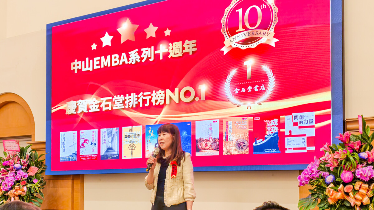 ▲慶祝預購量榮登金石堂連鎖書店排行榜：商業企管類暢銷書冠軍，圖為知識流出版社社長周翠如。（圖/知識流出版提供）
