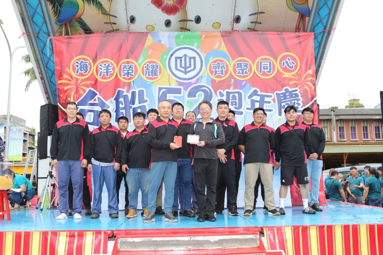 台船公司52週年慶園遊會活動 來賓排隊爭相與「奮進魔鬼魚號」合影