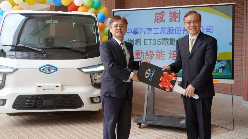 ▲中華汽車劉坤一協理(左)代表捐車給大葉大學葉釋仁副校長(右)。(記者林明佑翻攝)