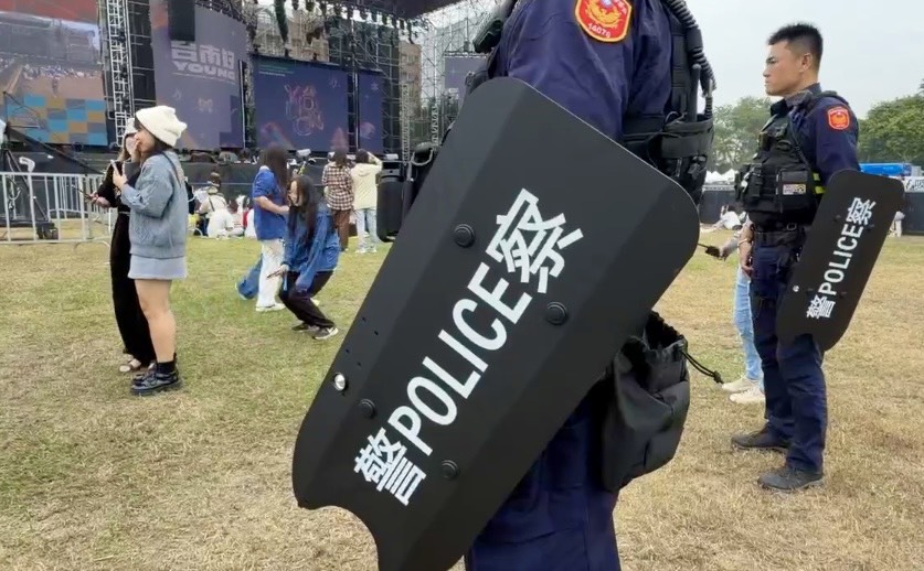 ▲增派警力加強場地安檢並增配員警執勤裝備。