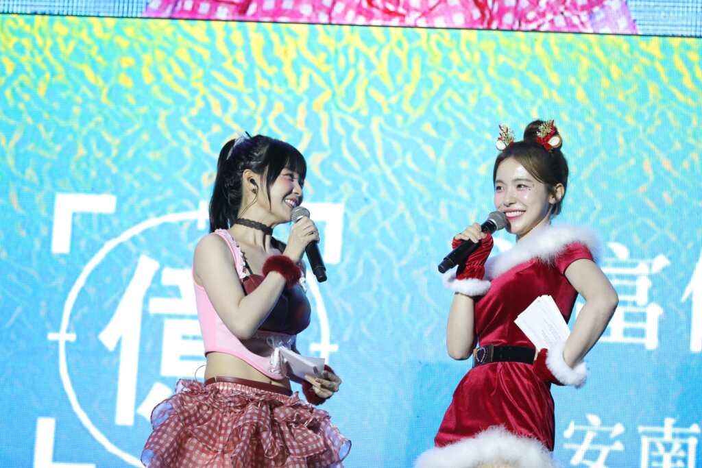 ▲韓國啦啦隊女神李多慧首次挑戰大型演唱會主持,搭檔綜藝小天后籃籃,兩人跨界合作成為今晚大亮點。