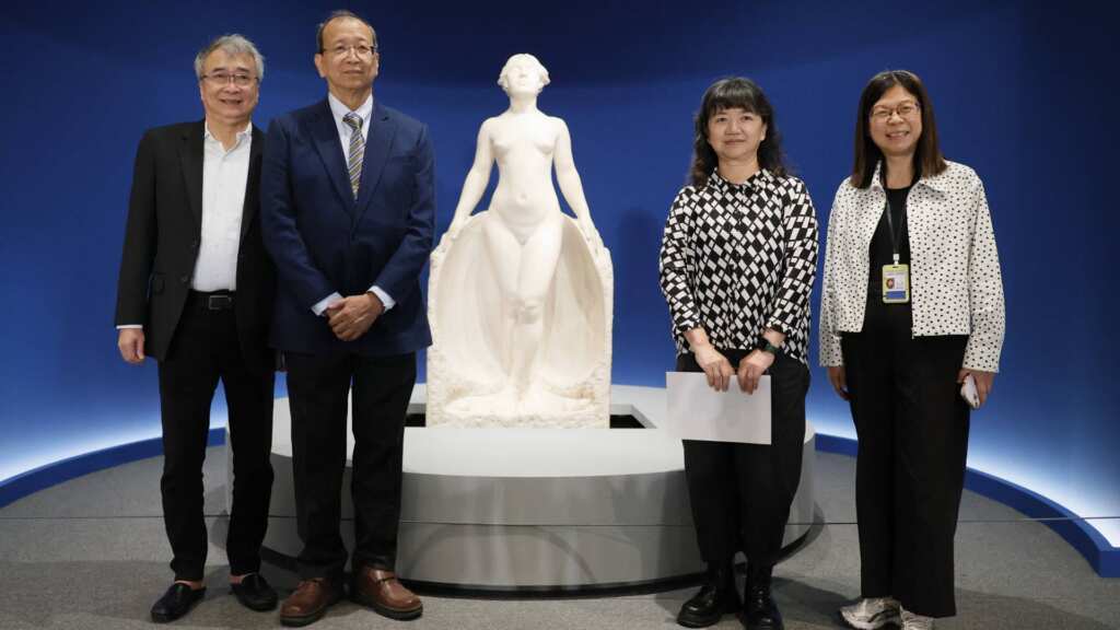 ▲文化部政務次長李靜慧(右2)、國立臺灣美術館長陳貺怡(右1)及張士文醫師(左2)等人合影。(圖/國美館提供)